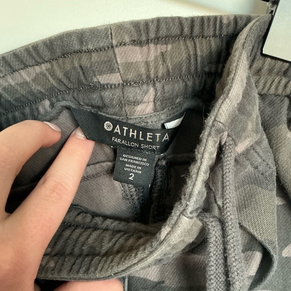 Pre-loved Athleta Camo Farallon Organic Cotton Short - Size 2 - Picture 2 of 4